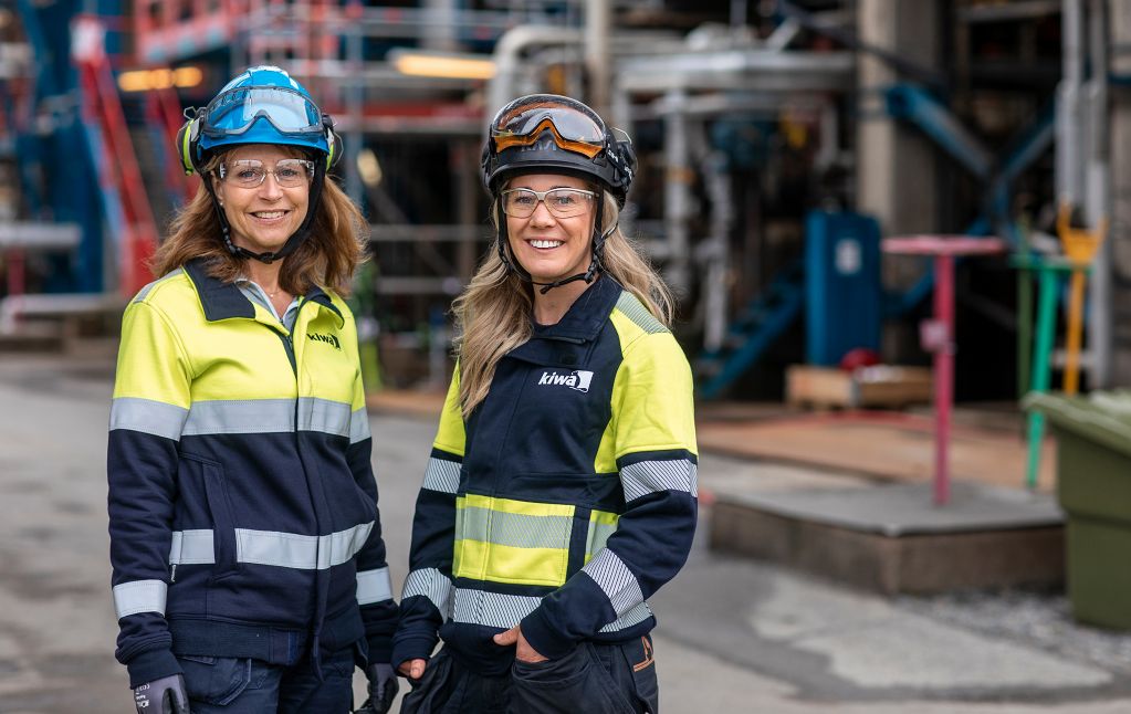 Two female Kiwa inspectors wearing safety gear at an industrial site