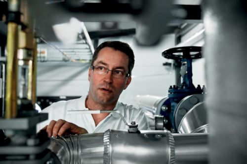 Kiwa inspector inspecting pressure equipment