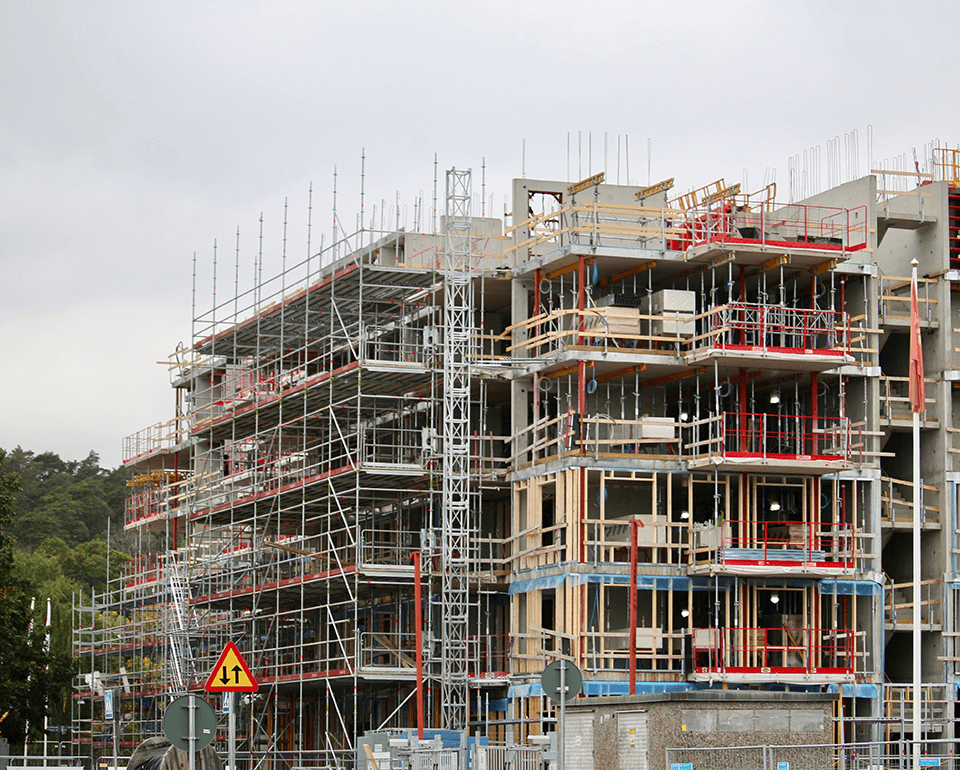 En hög fastighet under uppbyggnad. 