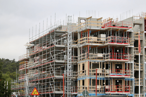 En hög fastighet under uppbyggnad.