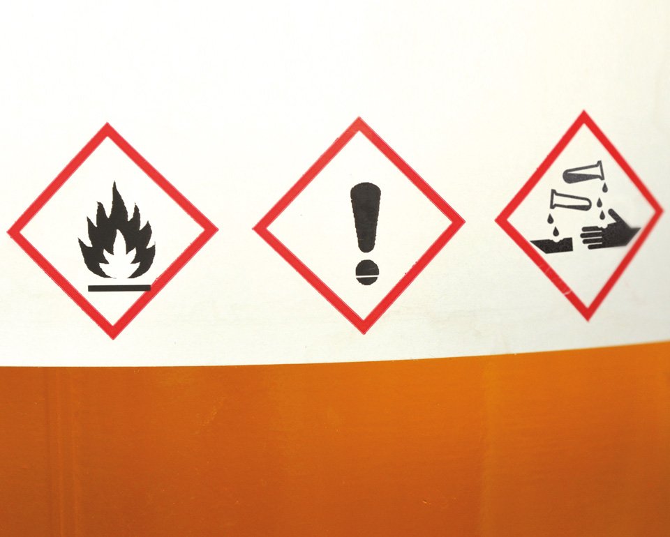 Ett ämnets farliga egenskaper visas som symboler på en etikett. 