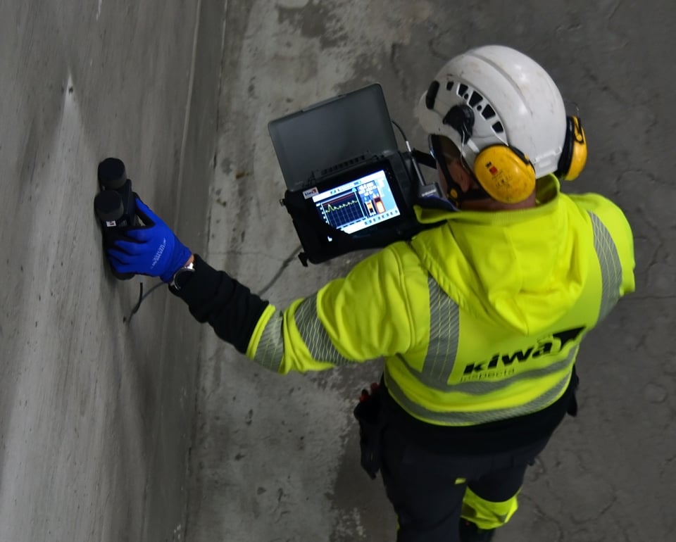 Kiwa ekspert teostamas torus mittepurustavat katsetust