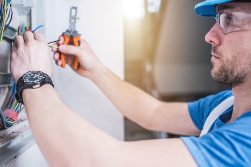 Kiwa ekspert teostamas elektripaigaldiste tehnilist kontrolli