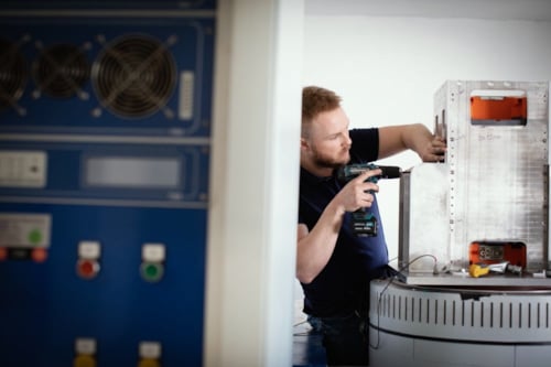 Kiwa employee conducting a battery test, in accordance with UN 38.3