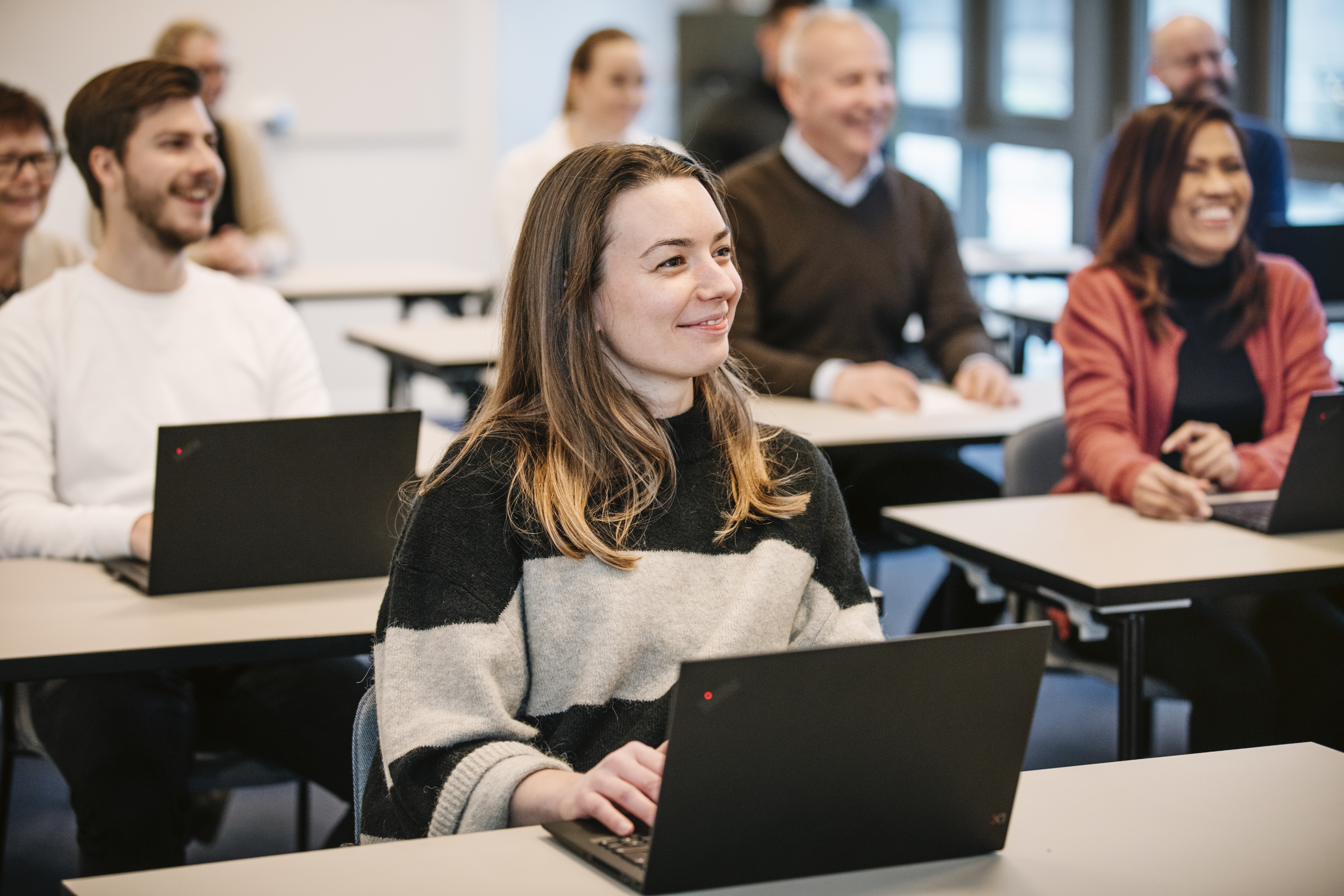 Mujer atendiendo en clase