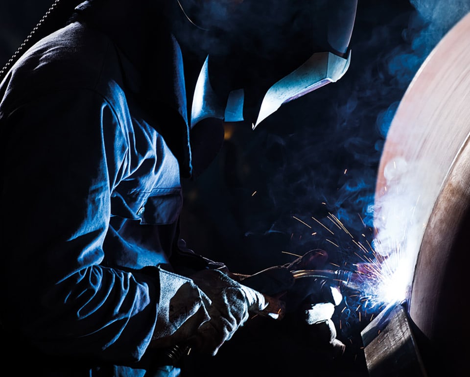 Svetsare svetsar på ett tryckkärl eller cisternliknande föremål. 