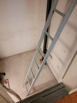 S&auml;kert arbete - Godk&auml;nd fast stege, monterad s&auml;kert i golvet.  