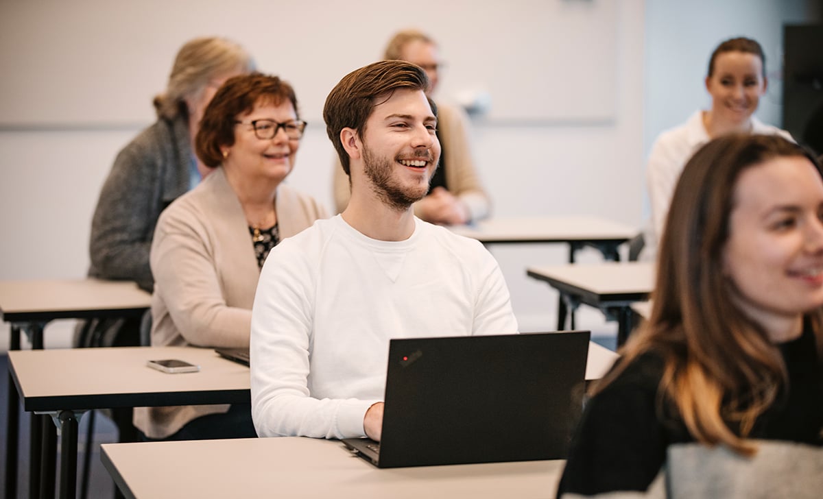 Male participant sitting behind a laptop during a Kiwa training